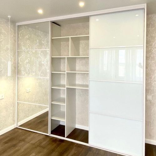 Шкаф-купе белый глянцевый с зеркалом фото