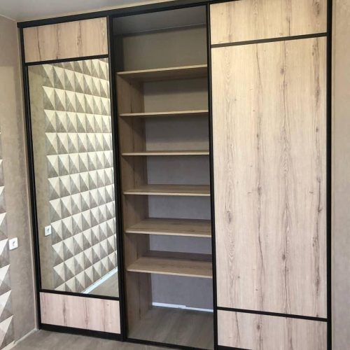 Шкаф-купе коричневый с зеркалом фото