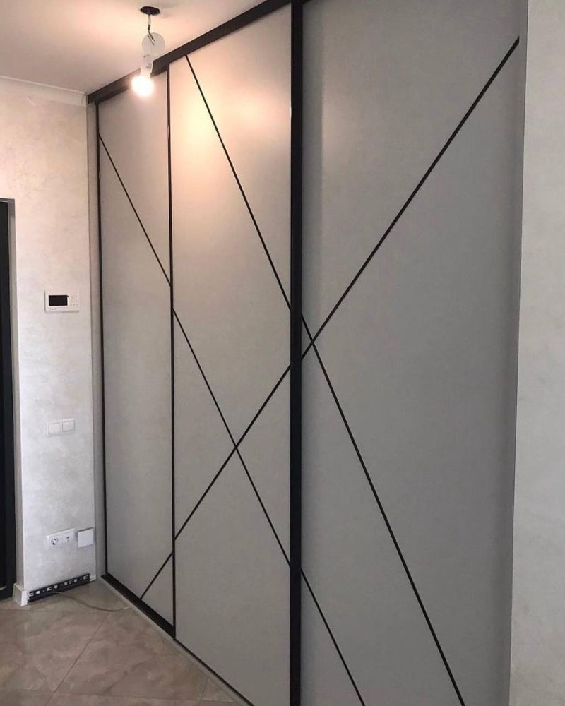 Шкаф-купе серый с узором фото