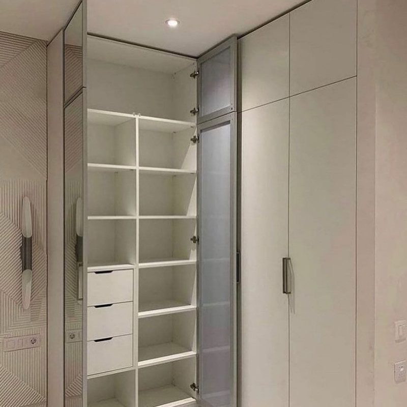 Распашной шкаф коричневый фото