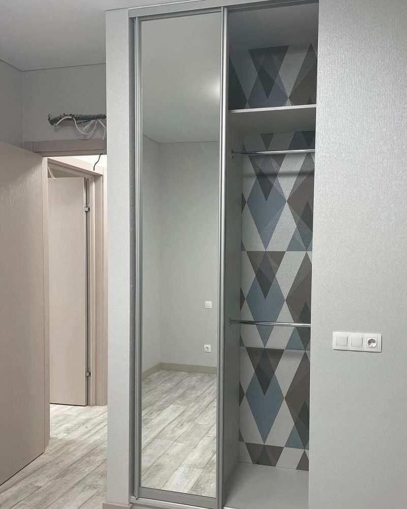 Шкаф-купе серый с зеркалом фото