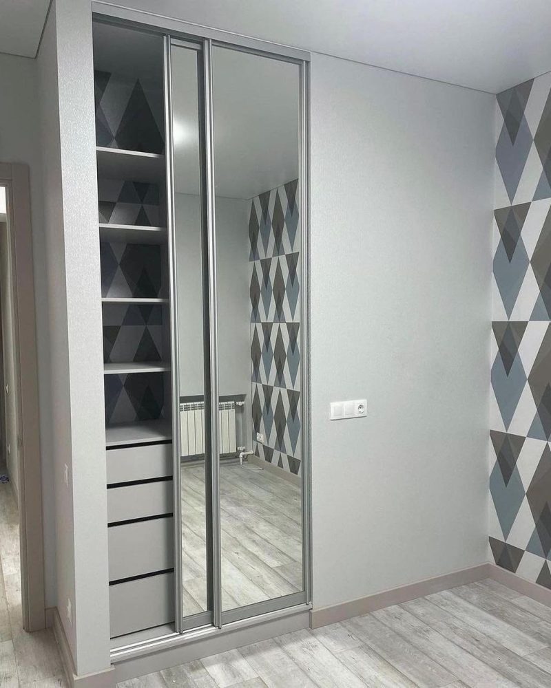 Шкаф-купе серый с зеркалом фото