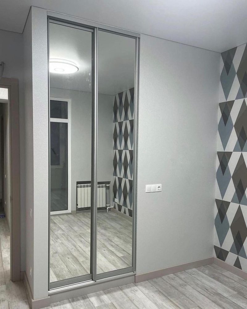 Шкаф-купе серый с зеркалом фото